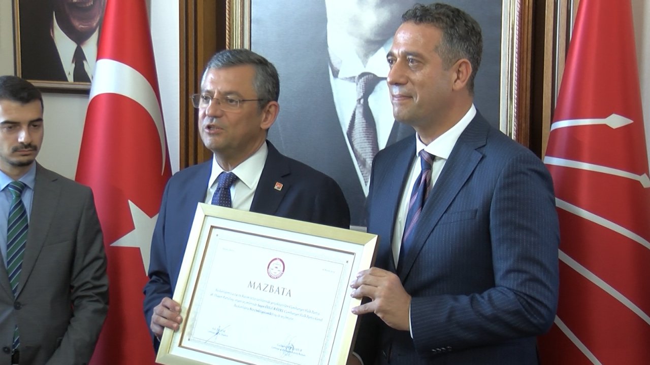CHP'nin yeni Genel Başkanı Özgür Özel mazbatasını aldı