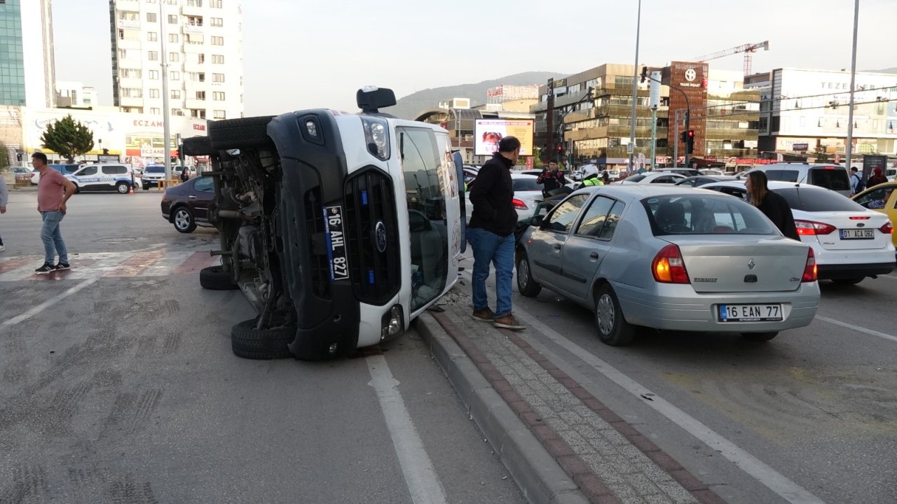 Bursa'daki ambulans kazasında sinyalizasyon direği bir aracın üzerine devrildi