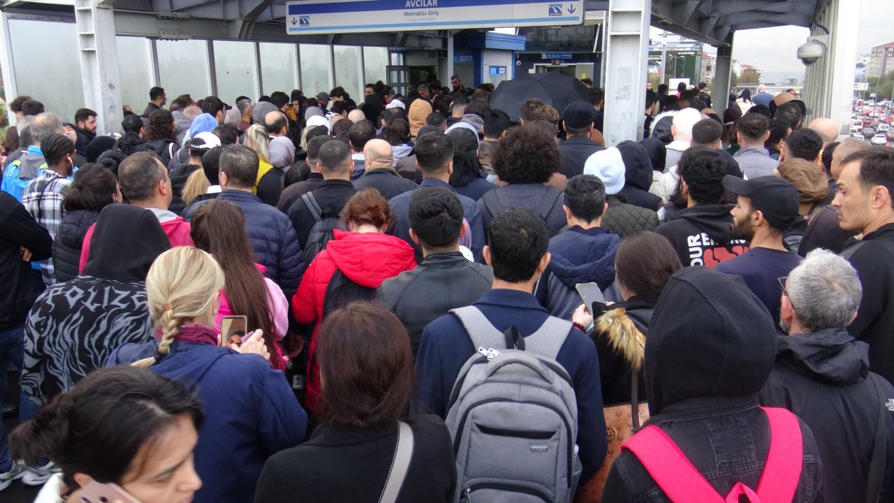 Metrobüs turnikeleri arızalandı: Durakta yoğunluk oluştu, vatandaşlar tepki gösterdi