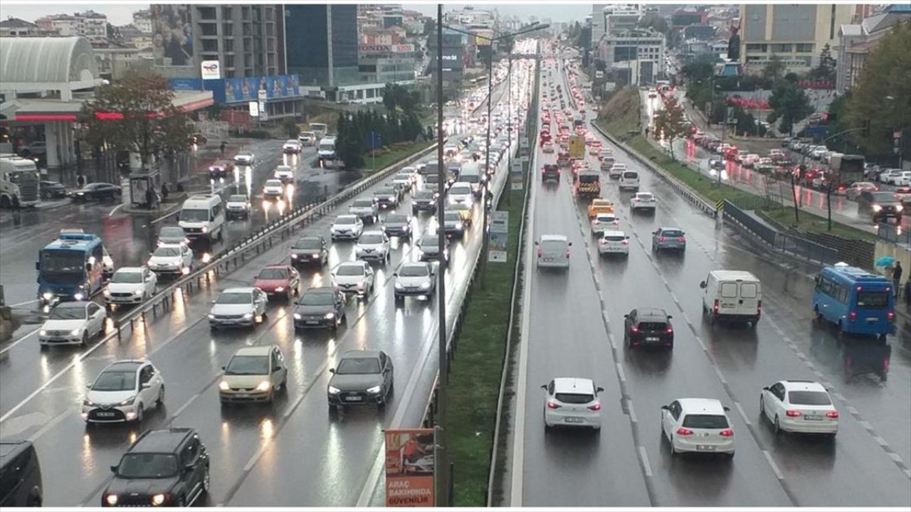 İstanbul'u sağanak vurdu: Trafik yoğunluğu yüzde 80'e çıktı