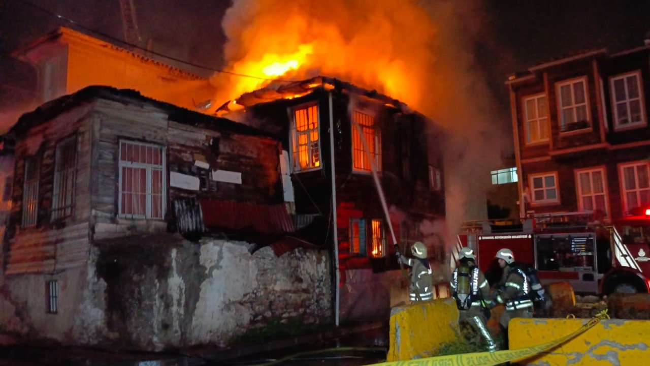 2 katlı binada korkutan yangın: Alevler kısa sürede büyüdü