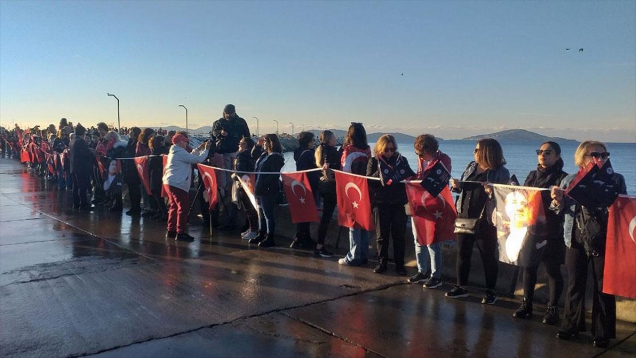 İstanbul'da 'Ata'ya saygı zinciri'