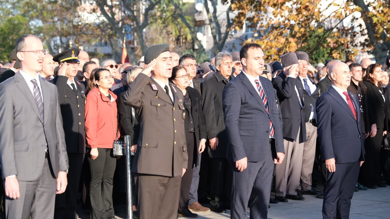 Atatürk Anıtı’na  çelenk sunumu