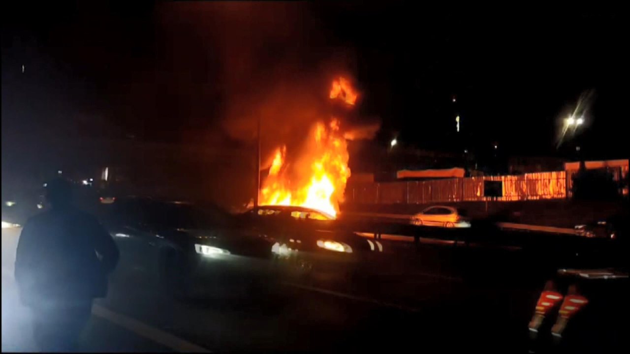 TEM Otoyolu'nda zincirleme kaza: Trafik durdu, araçlar yandı