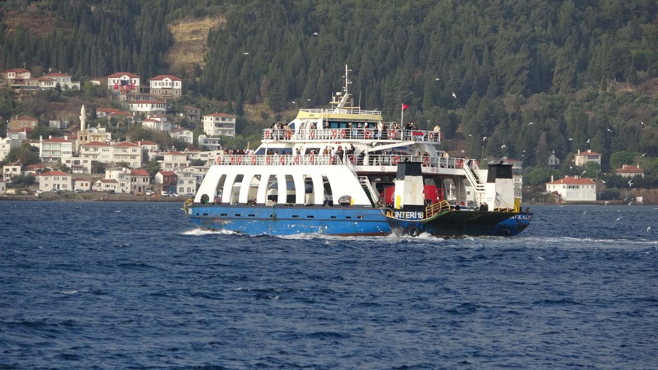 Feribot seferlerine 'fırtına' engeli: Boğaz gemi trafiğine kapatıldı