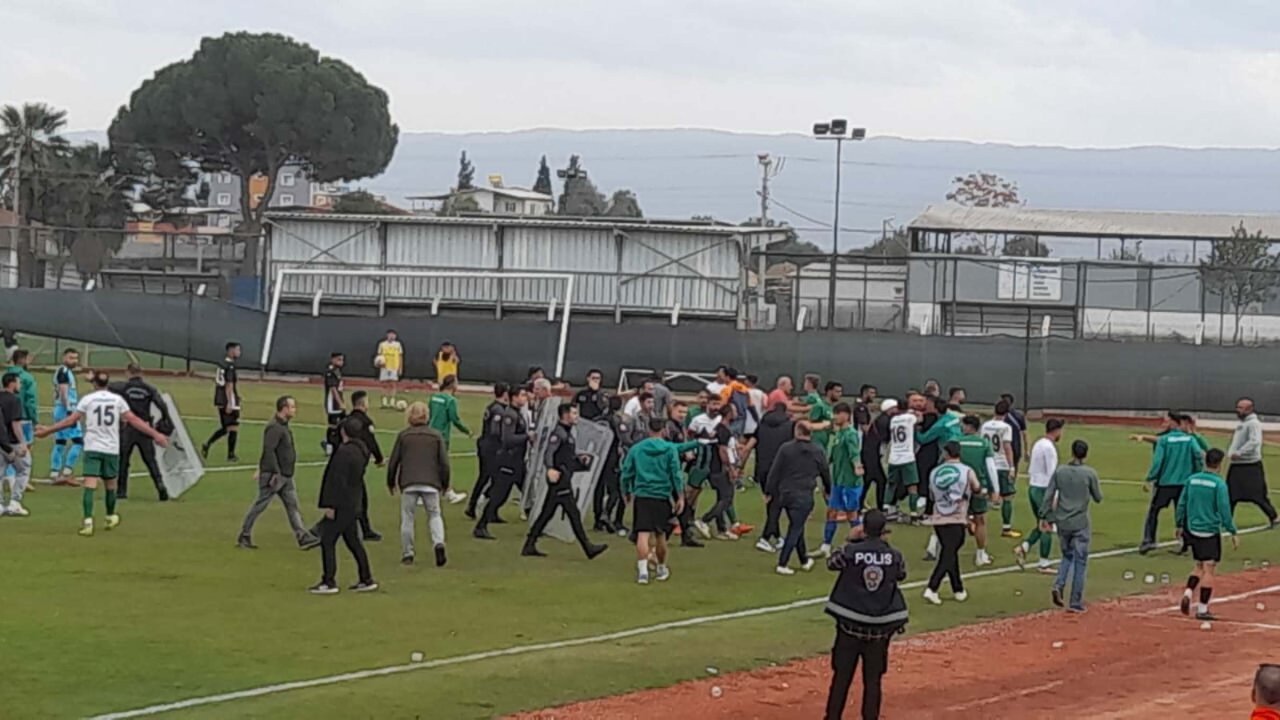 Amatör Lig maçında kavga: İki takım oyuncuları tekme tokat birbirine girdi