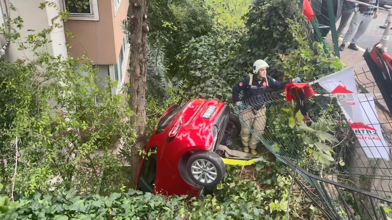 Otomobil 3 metre yükseklikten binanın bahçesine düştü