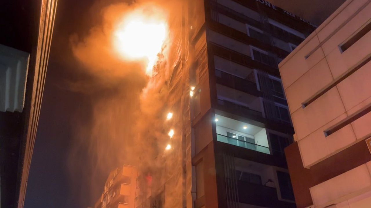 10 katlı iş merkezinde feci yangın