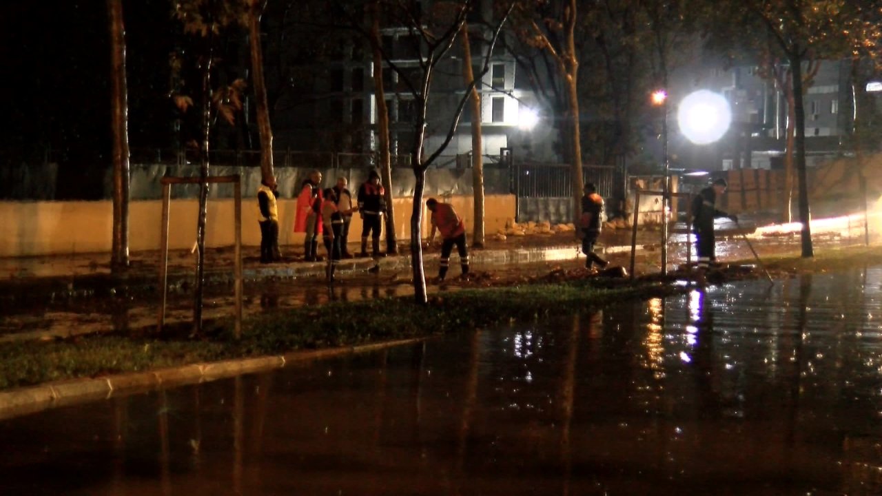 İstanbul'da yağmur etkili oldu, caddeler göle döndü