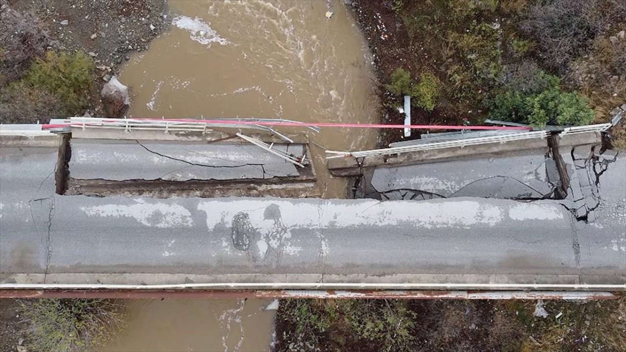 Şiddetli yağış sonucu çöken köprü havadan görüntülendi