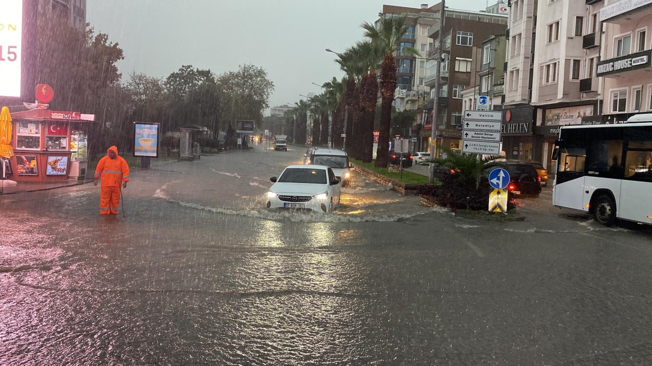 Uyarı sonrası kentte aniden bastırdı: Dere taştı, cadde ve sokaklar suyla doldu