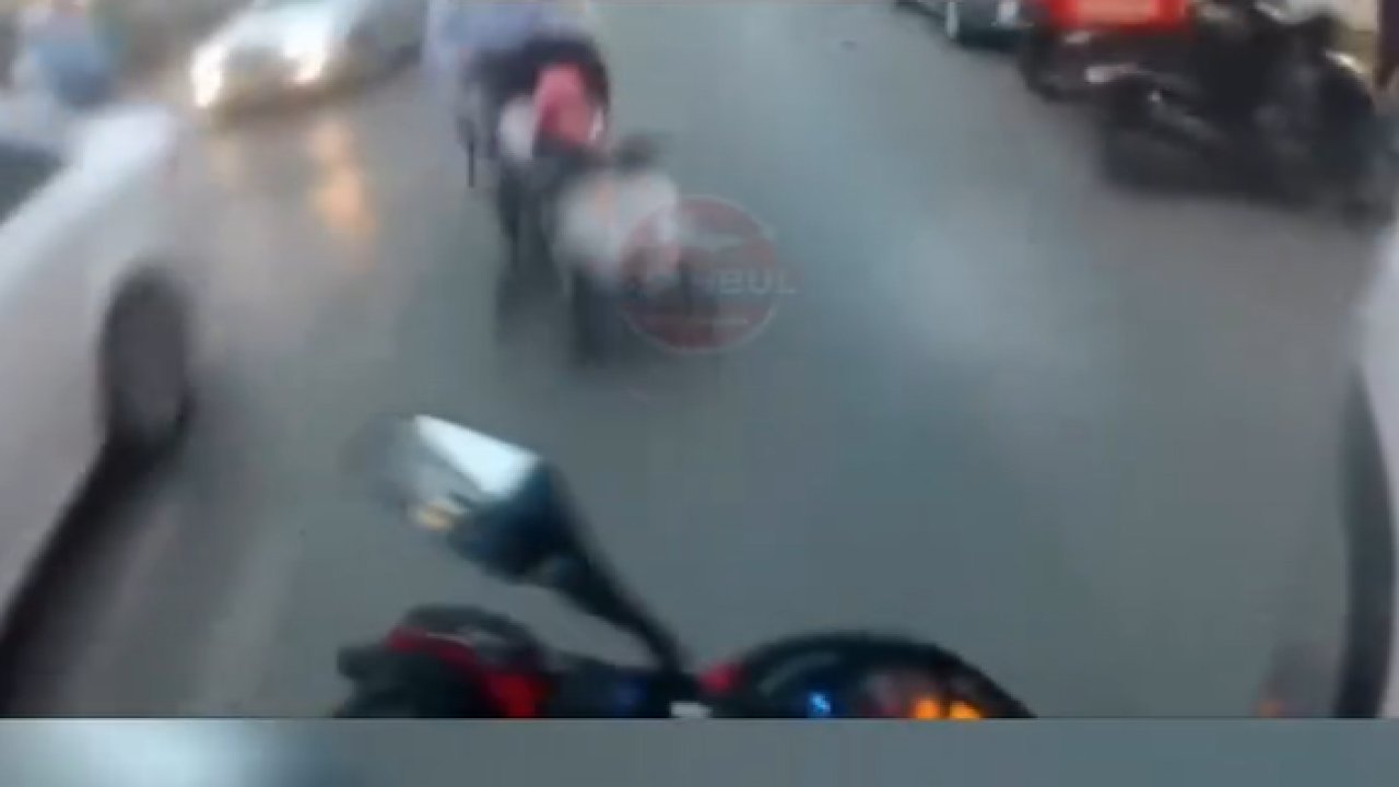 Motorcu bir anda yola fırlayan bebek arabasına çarptı!