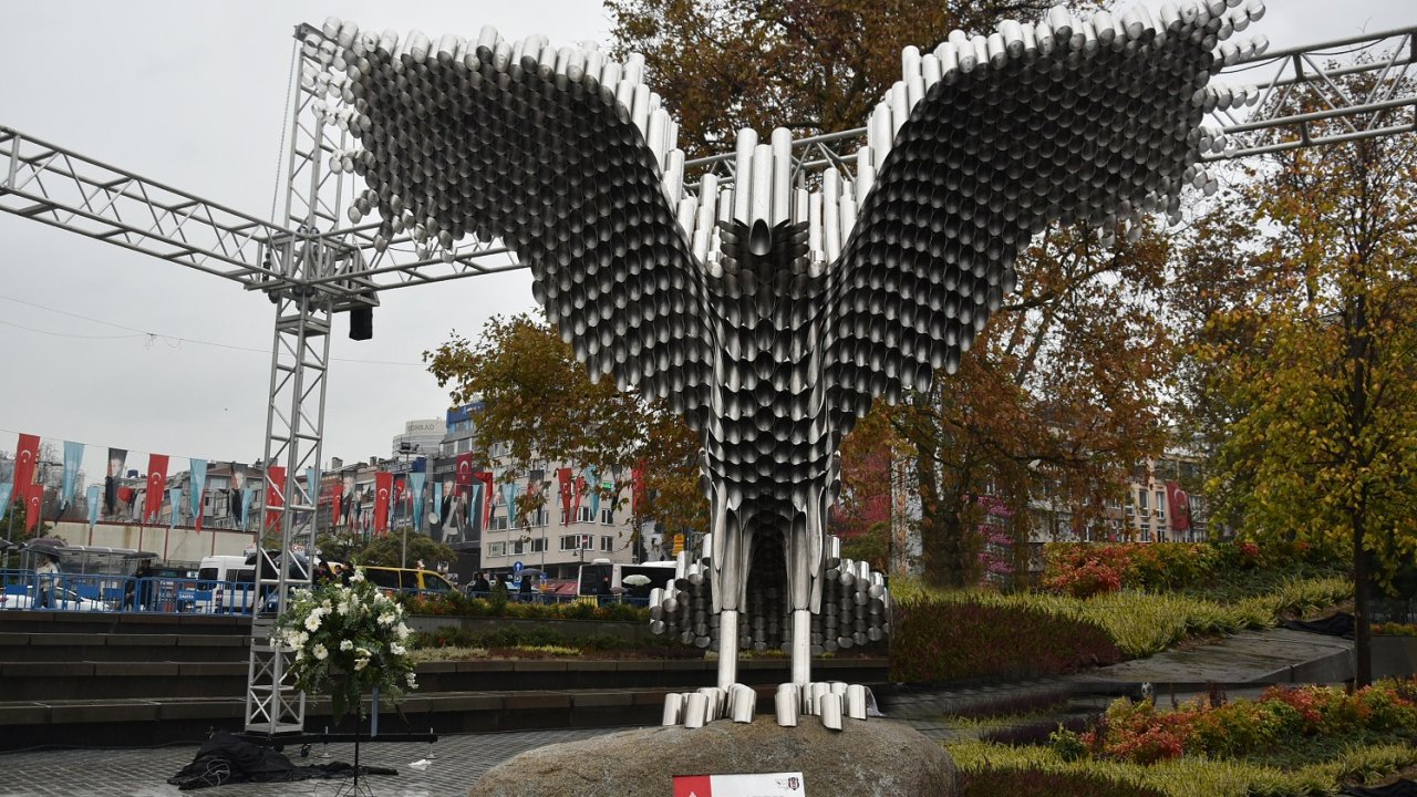 Beşiktaş İskele Meydanı'nda dev kartal heykelinin açılışı yapıldı