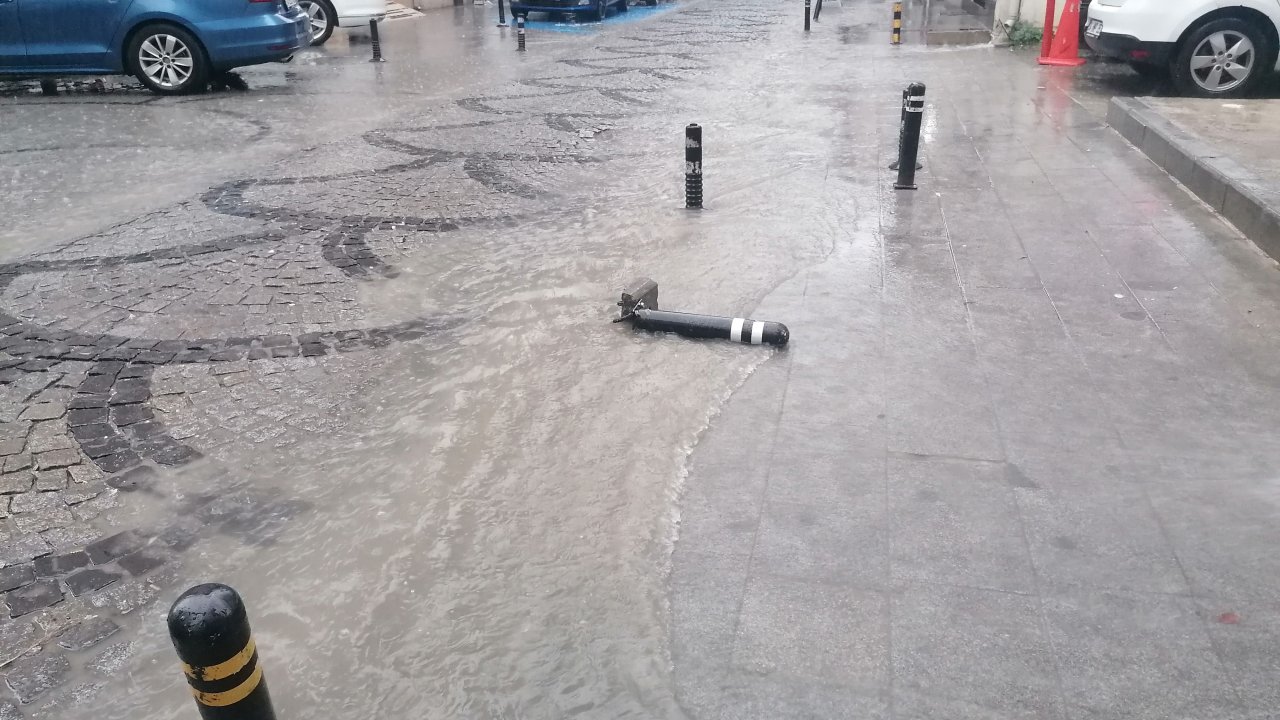 Silivri'de sağanak yağış etkili oldu