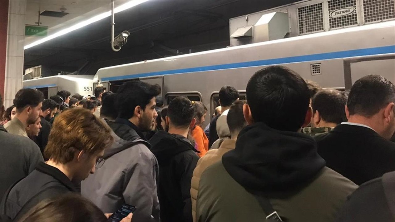 İstanbul'da metro arızası: Yolcular mahsur kaldı