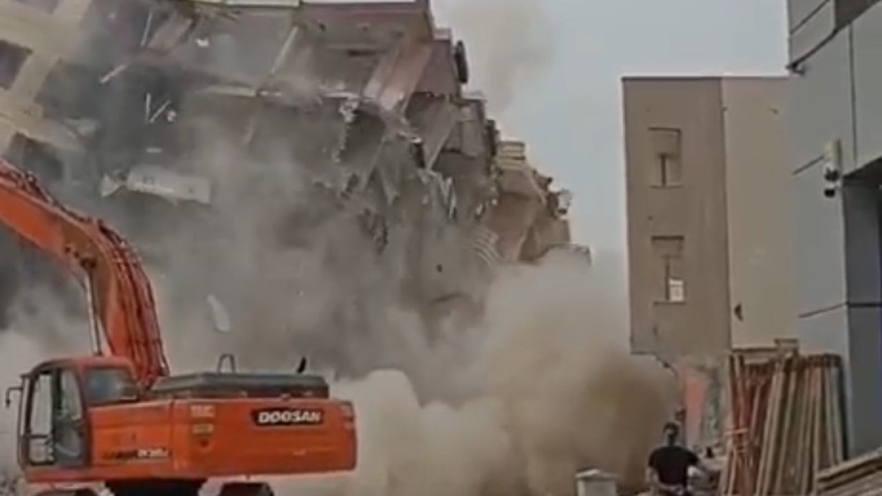 7 katlı bina yıkım sırasında çöktü: Çevreyi toz bulutu kapladı