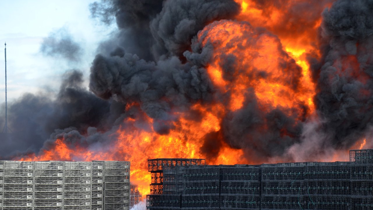 Plastik fabrikasında korkutan yangın: Binlerce plastik kasa yandı