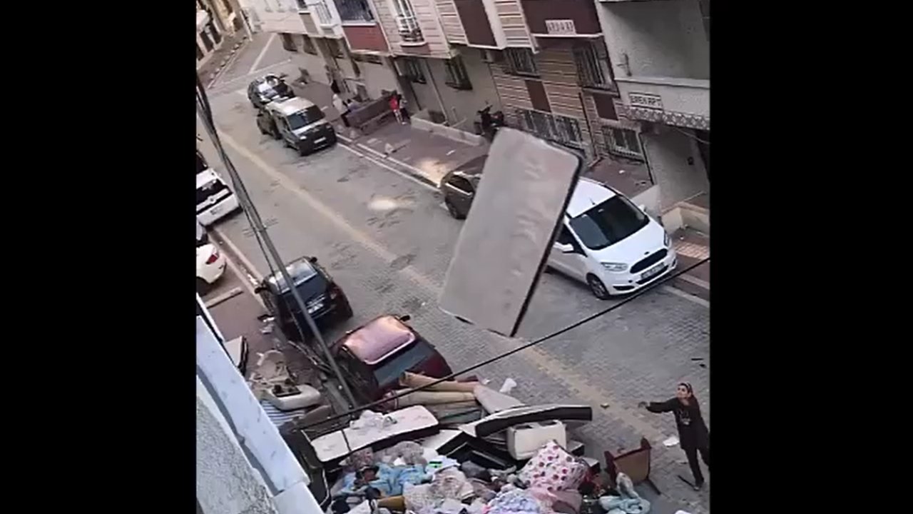 Ev sahibi, kiracısının bütün eşyalarını camdan aşağı attı!