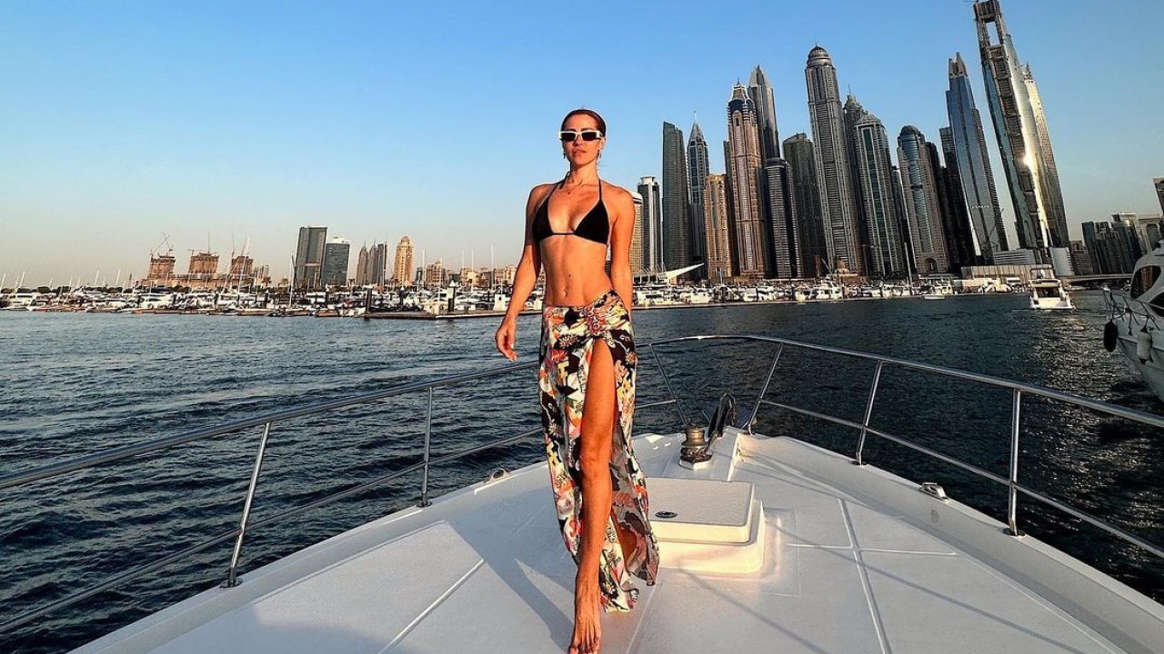 Dubai’de tatil yapan Derya Uluğ bikinili pozları ile nefes kesti!