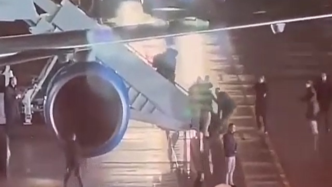 Joe Biden uçak merdivenlerinden yuvarlandı!