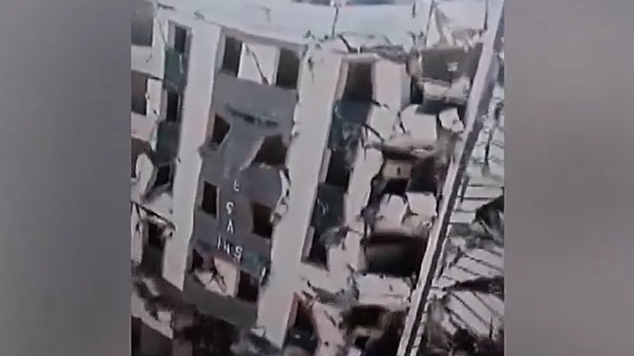 Depremde ağır hasar alan bina korna sesiyle yerle bir oldu!