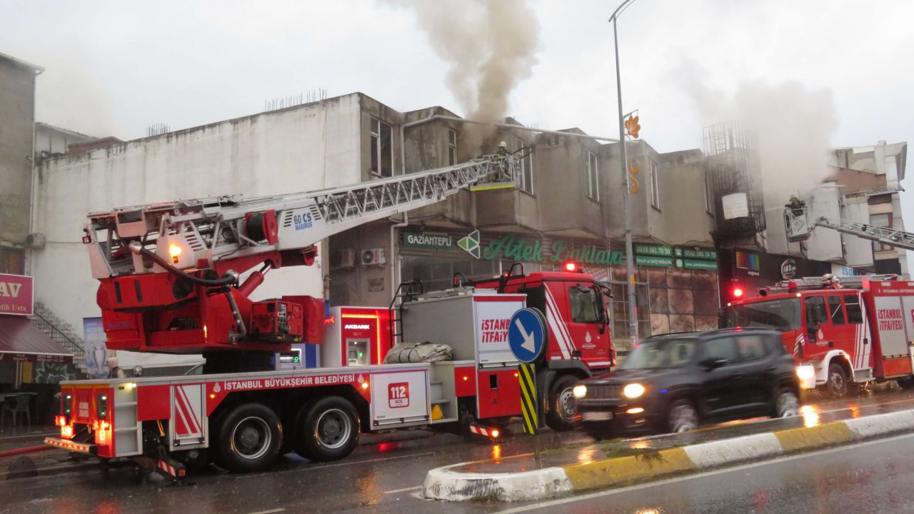 İşyerinin deposunda korkutan yangın: Çevrede güvenlik önlemi alındı