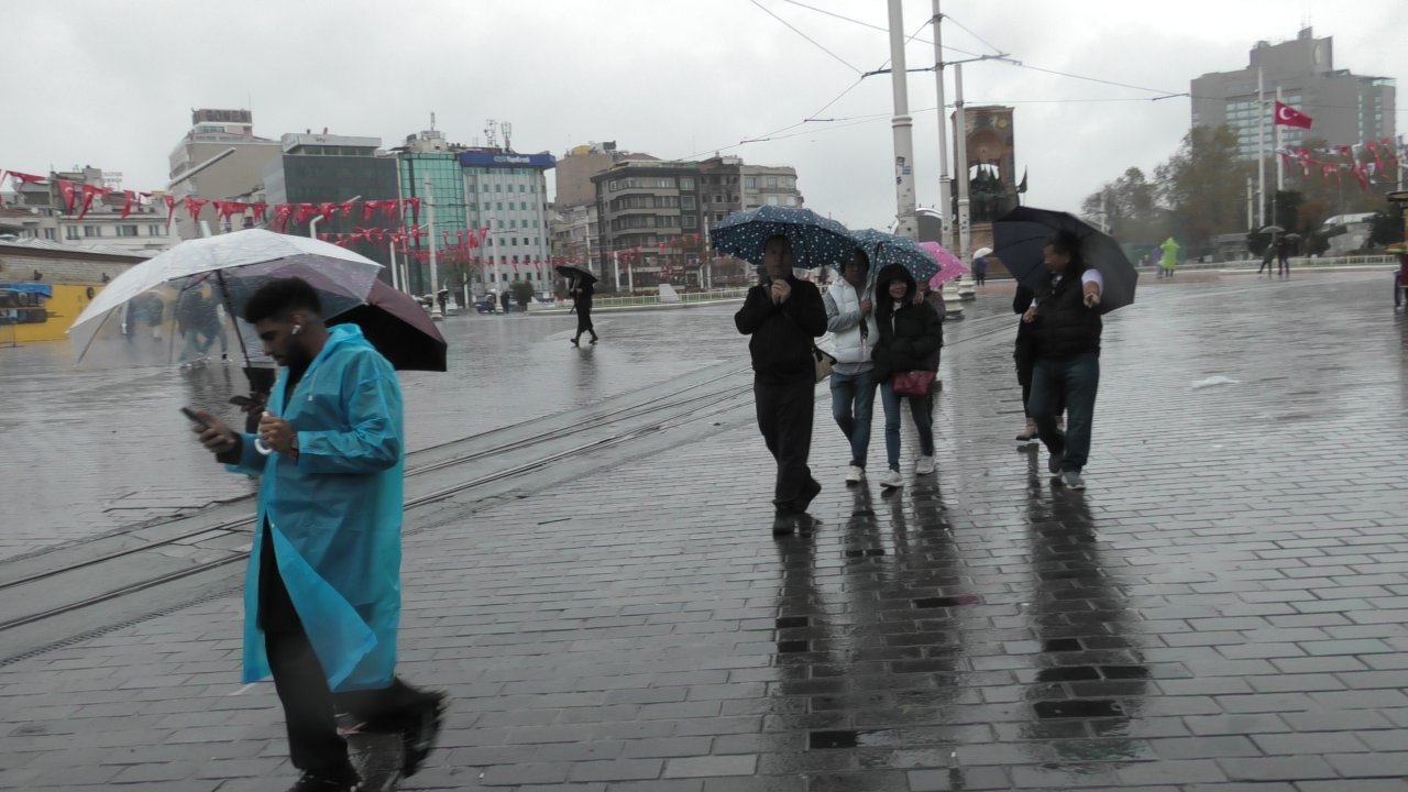 İstanbul'da yağmur etkili oluyor: Deniz seferinde iptaller