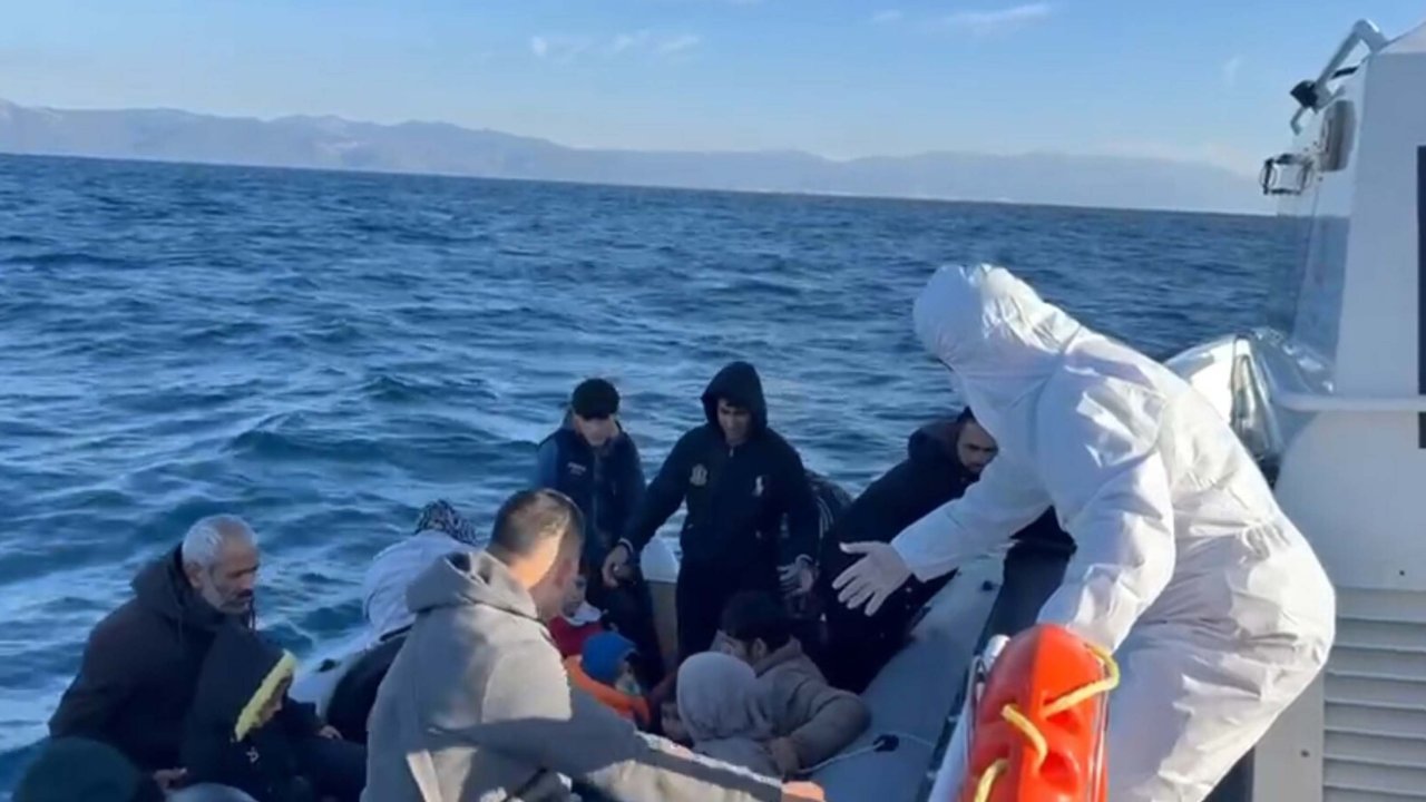 Türk kara sularına itilen 72 kaçak göçmen kurtarıldı