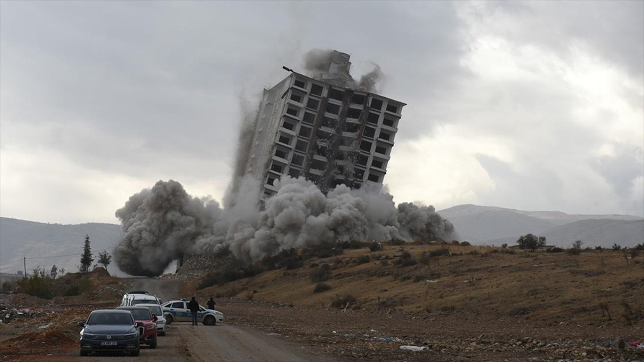 16 katlı bina patlayıcı kullanılarak yıkıldı