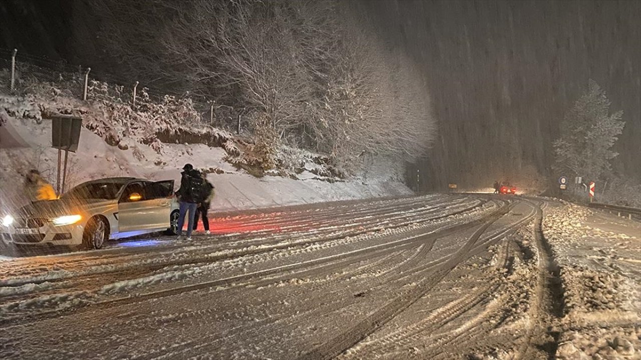 Kütahya'da yoğun kar yağışı nedeniyle kara yolu trafiğe kapatıldı
