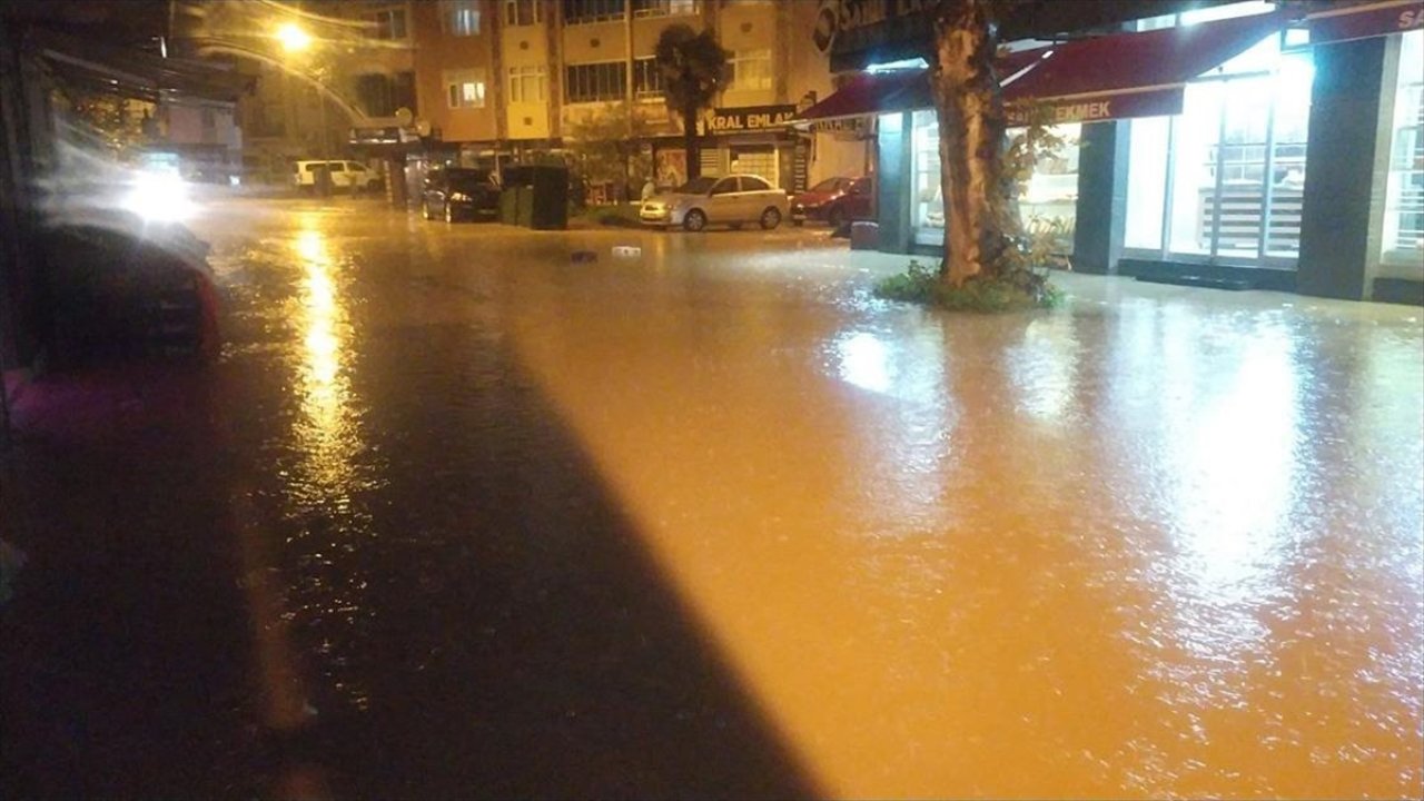 Düzce'de sağanak yağış taşkınlara neden oldu