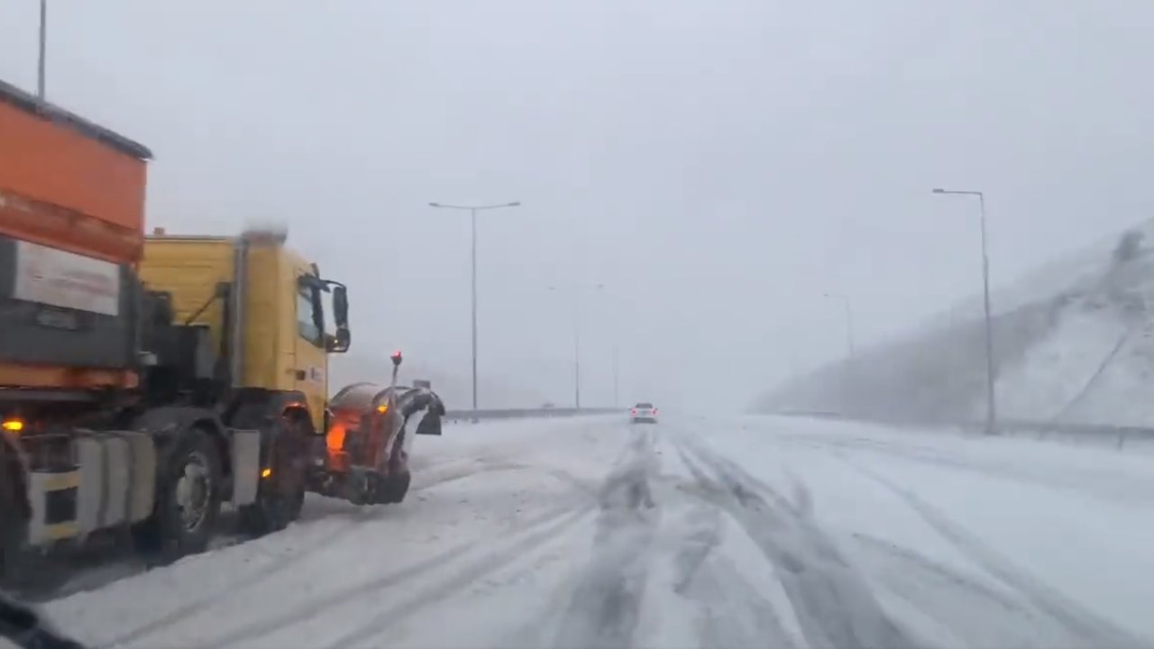 Kuzey Marmara Otoyolu yoğun kar yağışı sürücülere zor anlar yaşattı