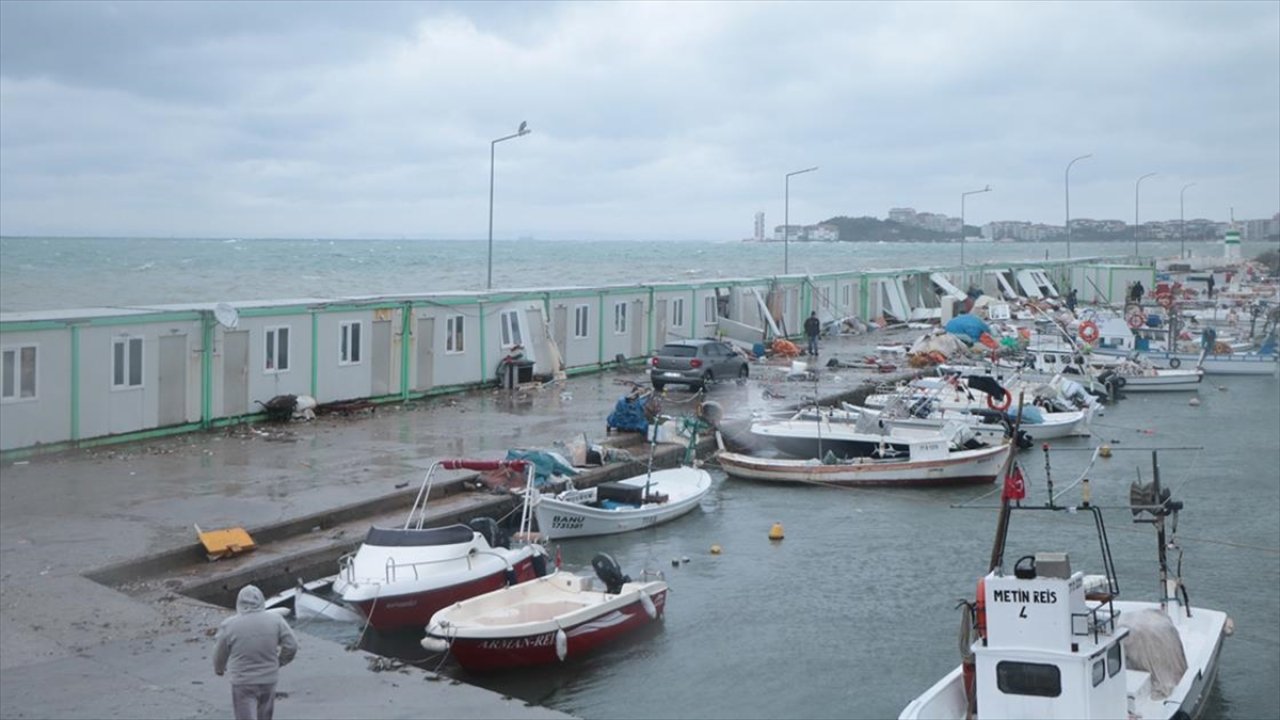 Balıkçı barınakları fırtınada yıkıldı