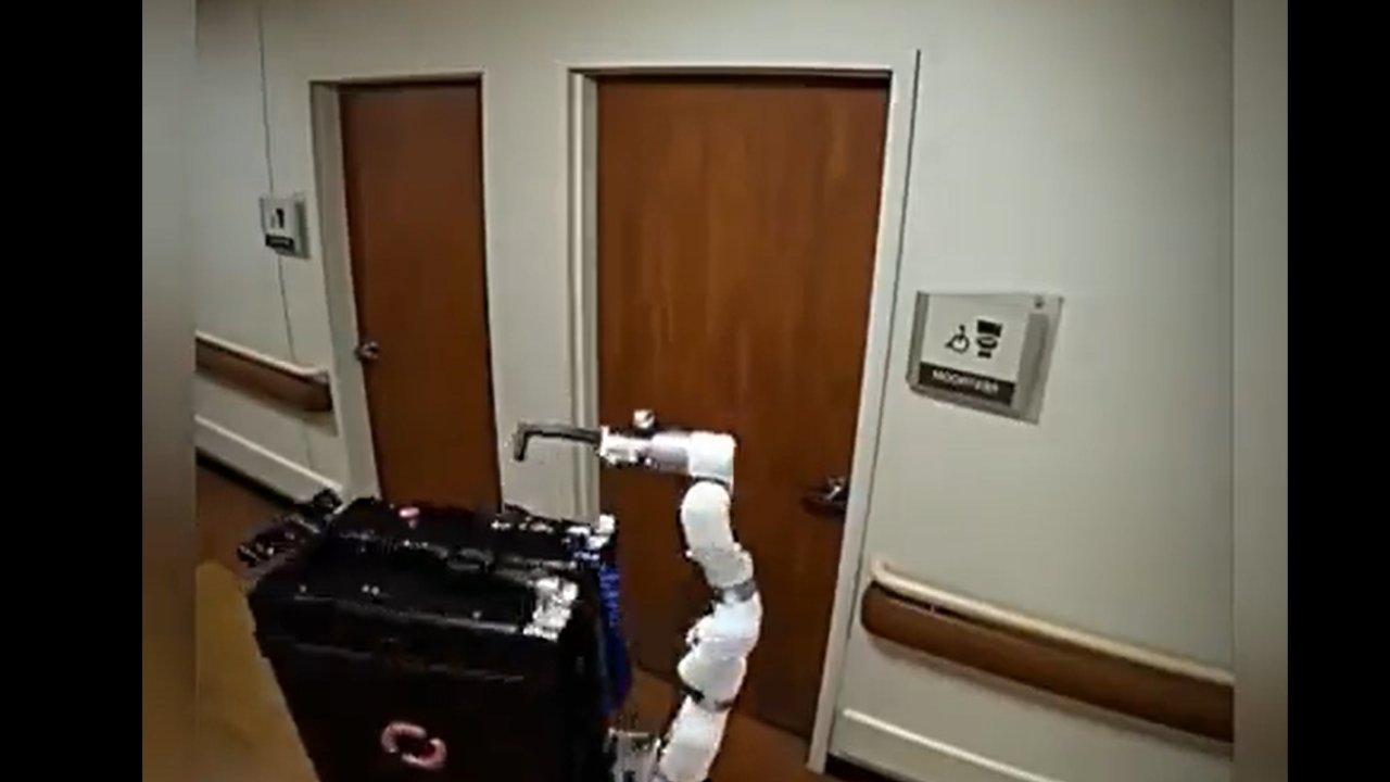 Otel çalışanı robotun temizlik yaptığı anlar viral oldu!