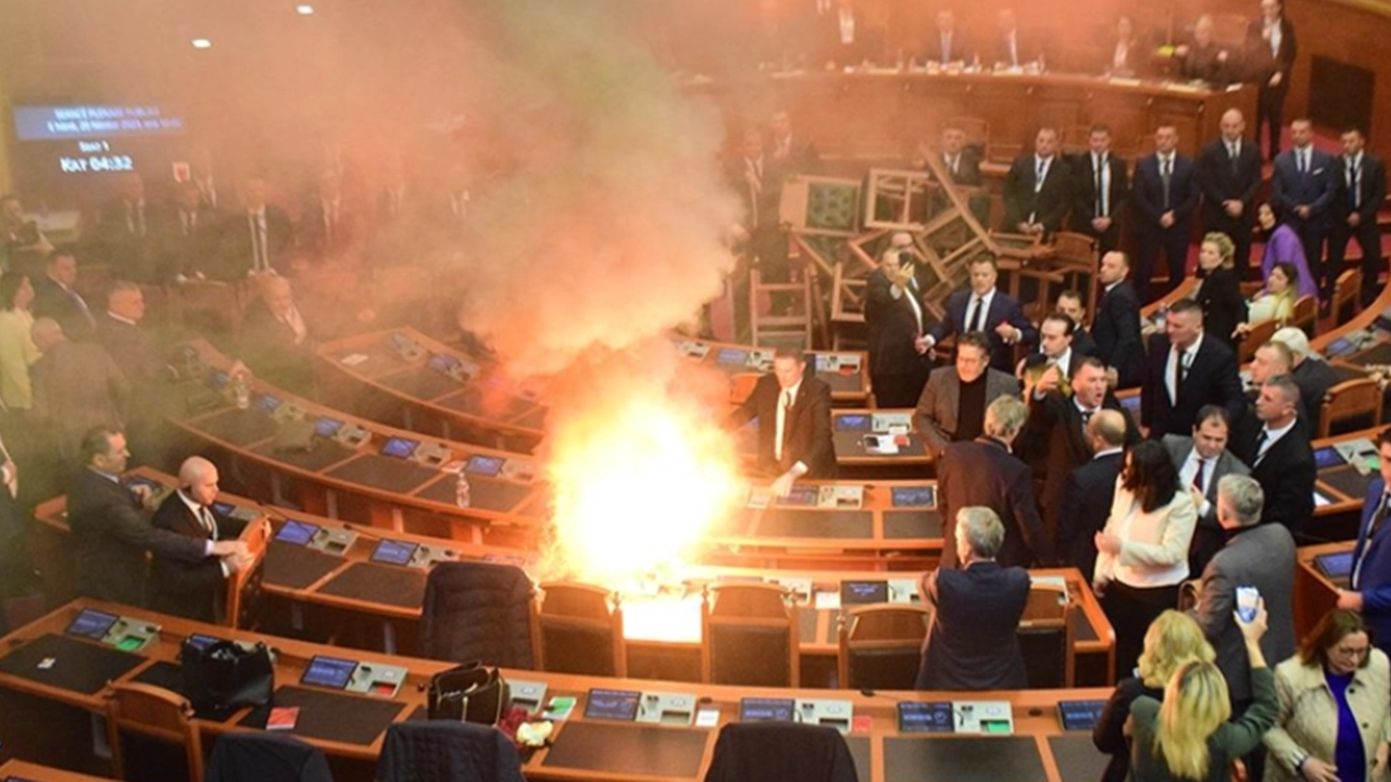 Arnavutluk Meclisi yine karıştı: Muhalif vekiller sis bombası attı, yangın çıktı