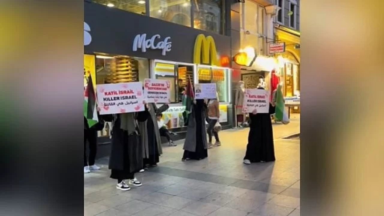 Ünlü fast food zincirinde sessiz protesto düzenlendi