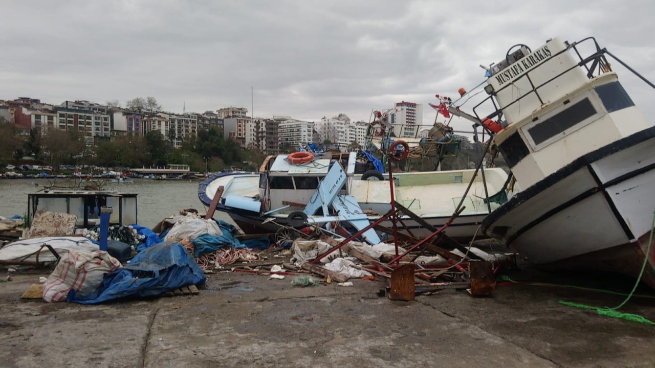 Fırtınada tekneler ve balıkçı kulübeleri zarar gördü