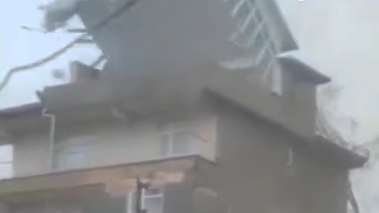 Fırtınada evin çatısı böyle uçtu!