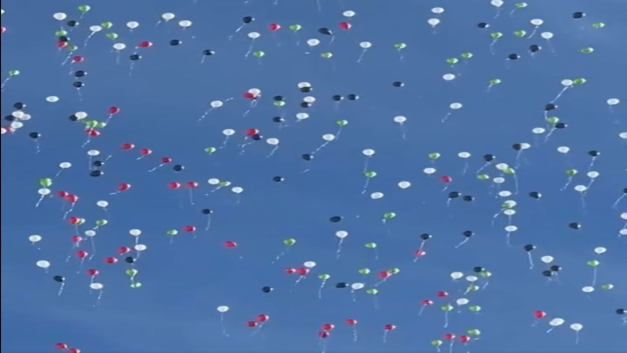 Gazze'de ölen çocuklar için balon uçurdular
