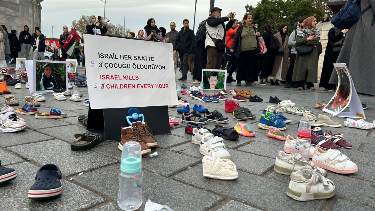 Çocuk katliamlarına dikkat çekmek için 500 ayakkabı bırakıldı