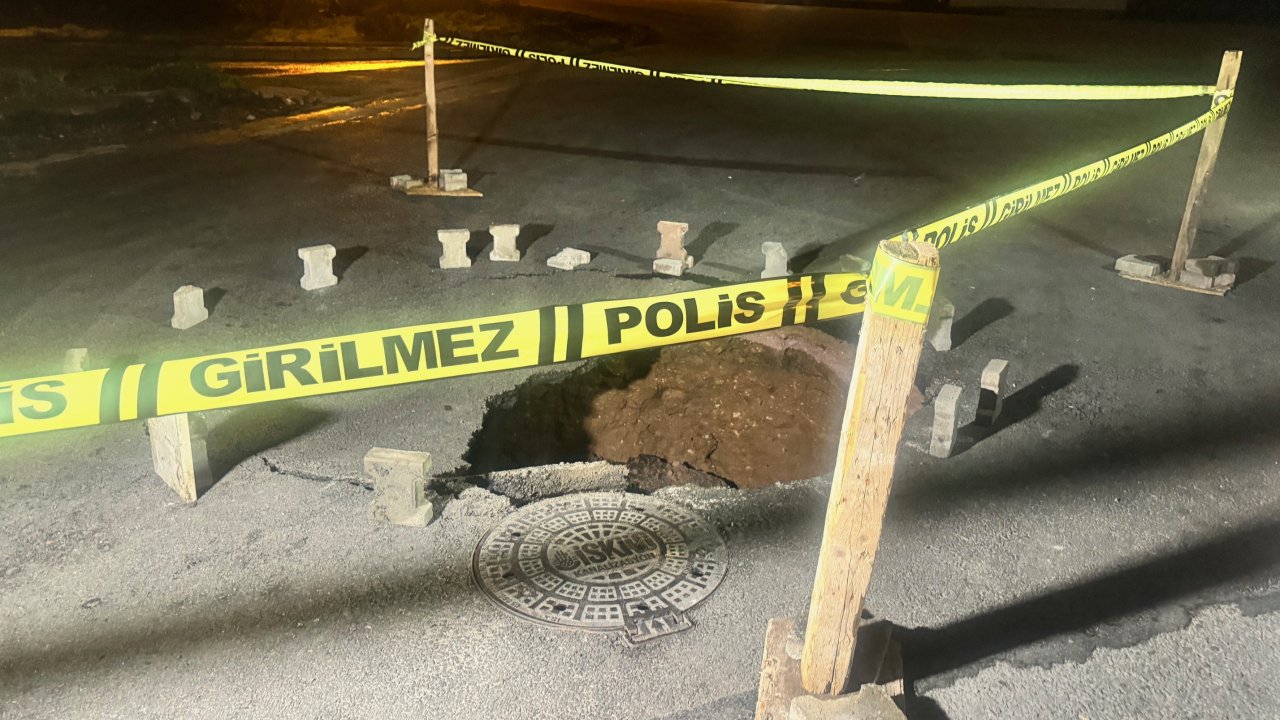 İstanbul'da yol çöktü: 3 metre derinliğinde çukur oluştu