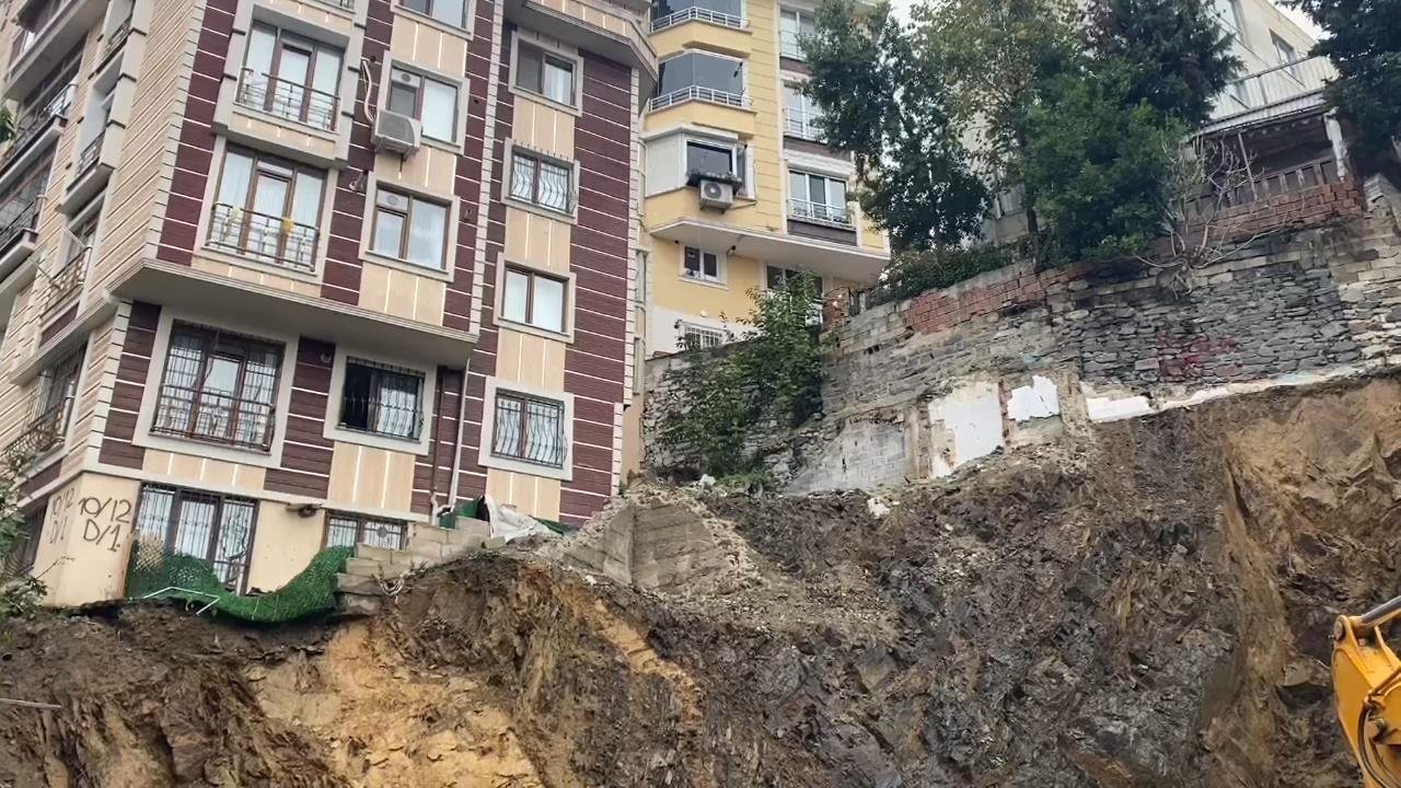 Eyüpsultan'da toprak kayması: 2 bina mühürlendi