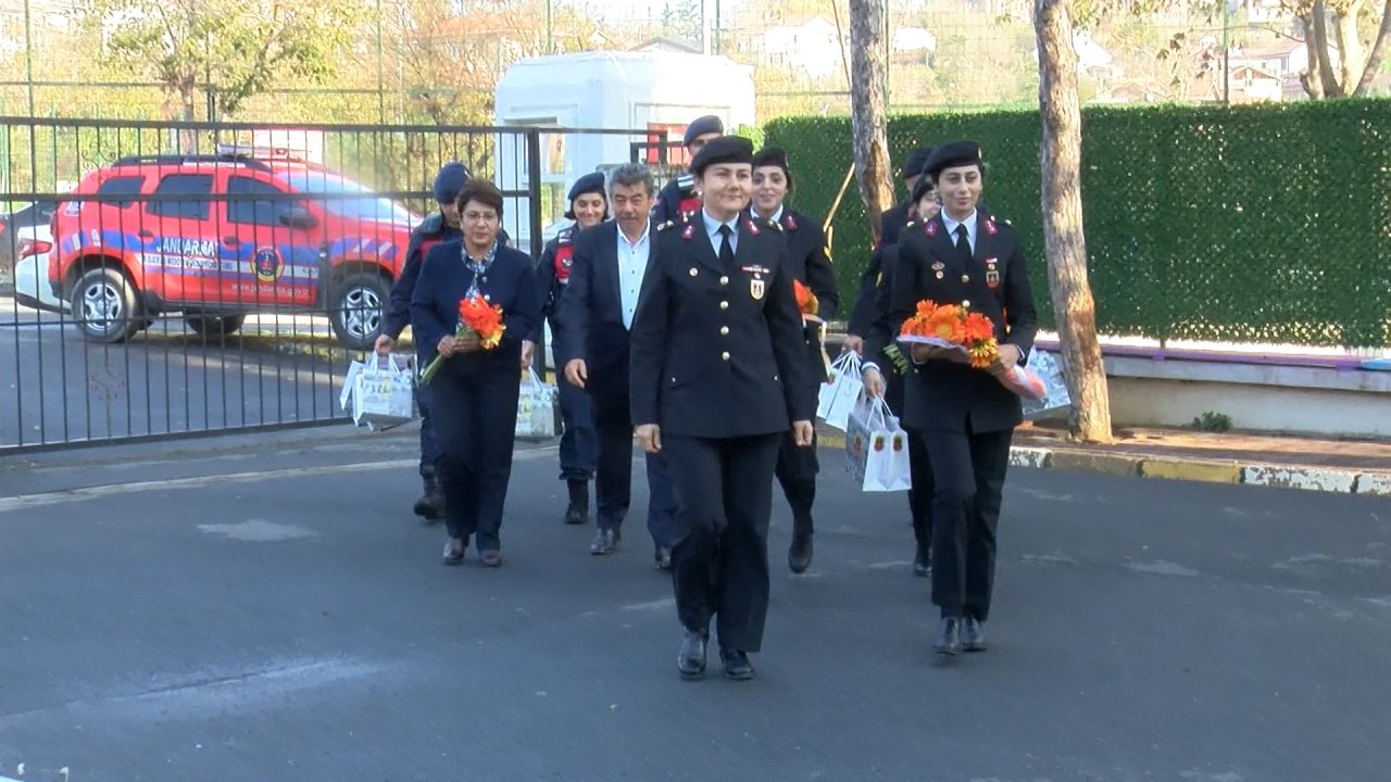 Jandarma'dan Öğretmenler Günü'ne çiçekli kutlama
