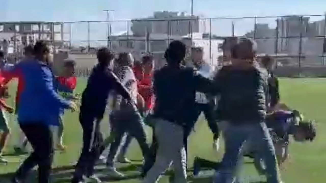 Liseler arası futbol turnuvasında gerginlik: Tekme ve yumruklar havada uçuştu