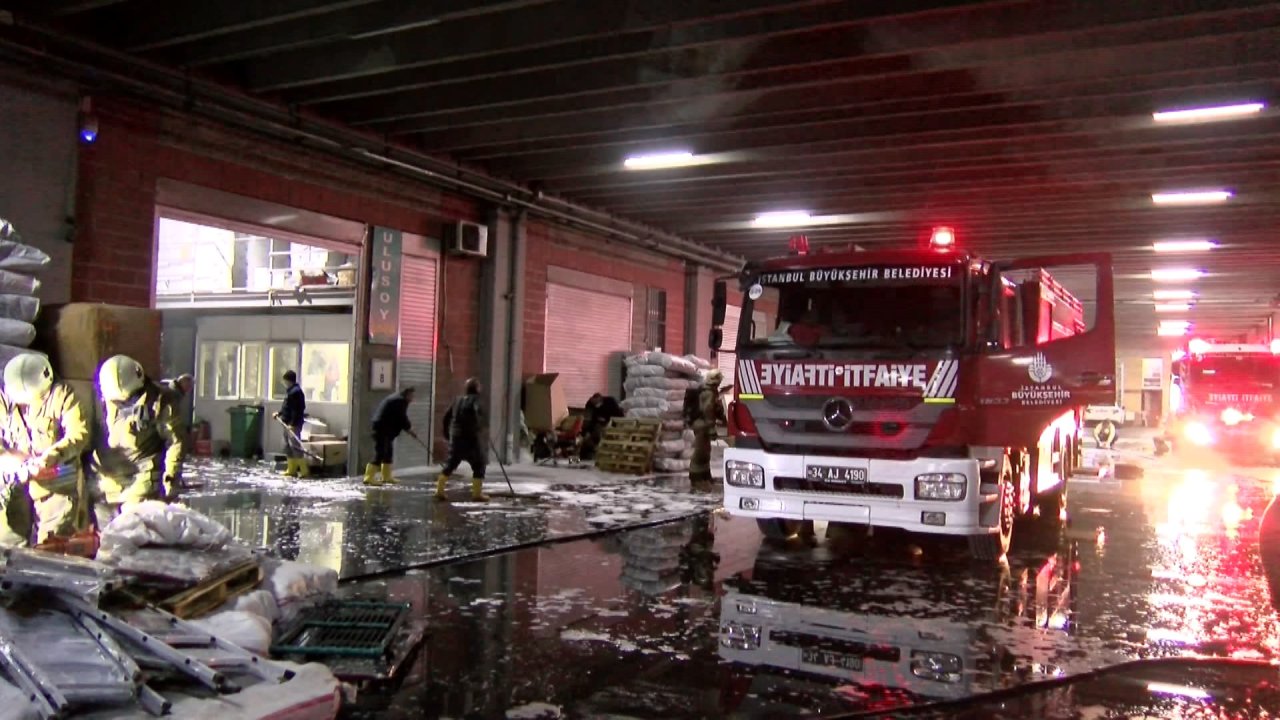 Depoda korkutan yangın: Çok sayıda ekip sevk edildi