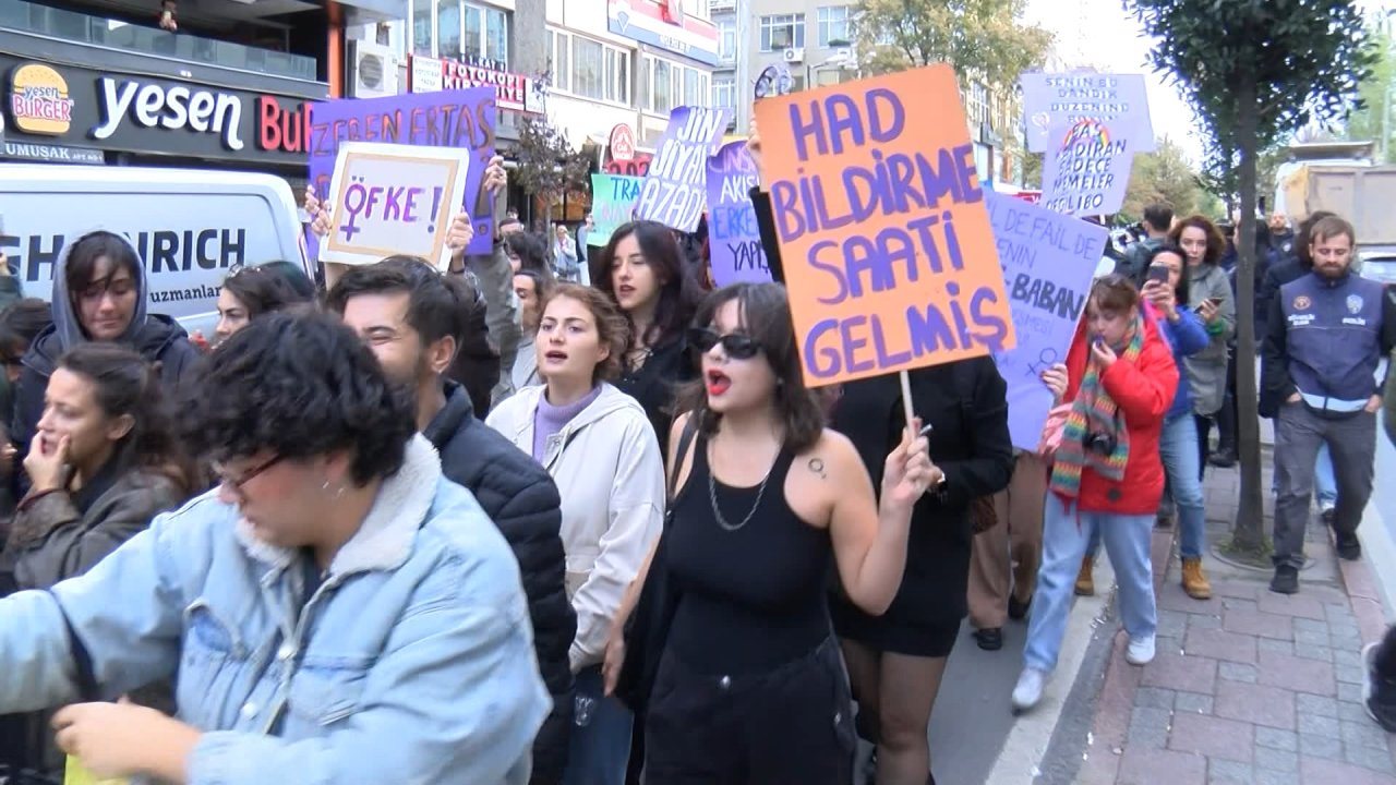 Kadınlar, kadın cinayetlerini protesto etti