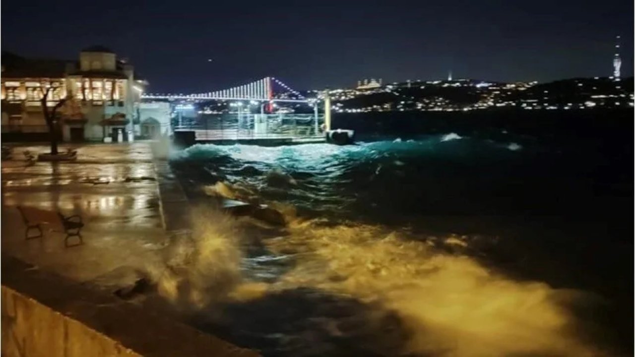 İstanbul'u fırtına ve sağanak vurdu