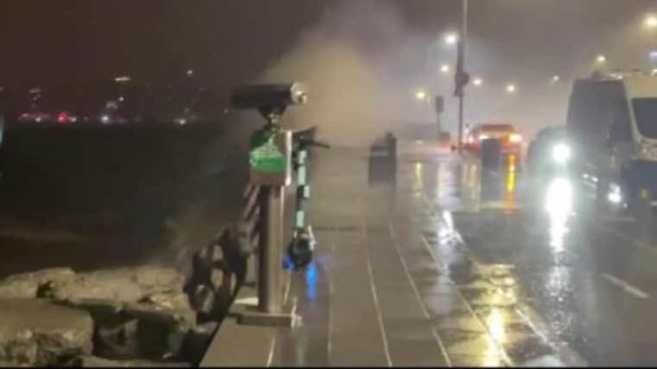 İstanbul'da fırtına! Sahillerde dev dalgalar oluştu