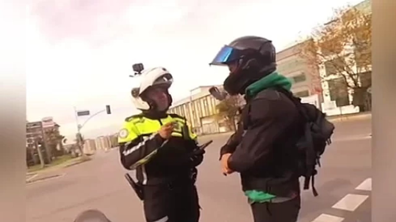 Trafik polisi ile motosikletlinin arasındaki konuşma izleyenleri güldürdü
