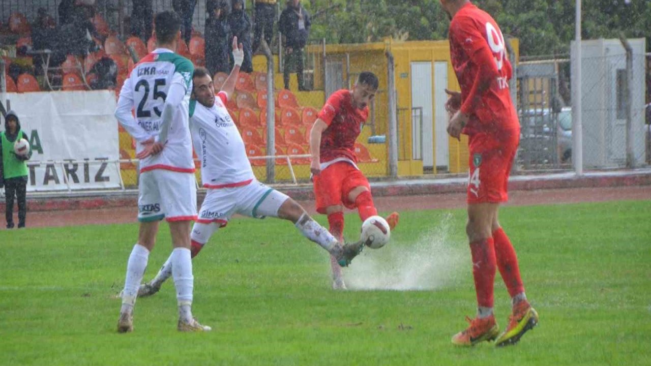 Efeler 09 Spor evinde Karşıyaka'ya 3-2 mağlup oldu